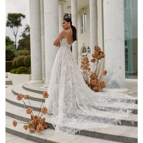 Elegant White Wedding Dress - Picture 12 of 12